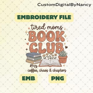 Op de afbeelding: Een borduurontwerp met de tekst "tired moms BOOK CLUB" in bruin, met illustraties van boeken, bloemen en een vetplant in een pot. Het ontwerp bevat ook de tekst "coffee, chaos & chapters" en de bestandstypen EMB en PNG.