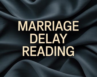 Pode incluir: Texto dourado "LEITURA DE ATRASO NO CASAMENTO" sobre um fundo escuro. O fundo é um tecido escuro drapeado com dobras e sombras suaves, criando uma sensação de profundidade e textura.