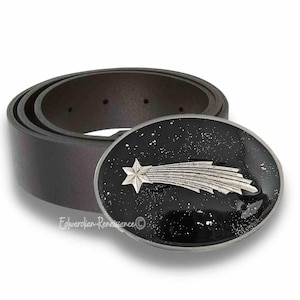 Shooting Star Gürtelschnalle eingefasst in schwarz und silber mit silbernem Emaille Art Deco Celestial Design in anderen Farben erhältlich
