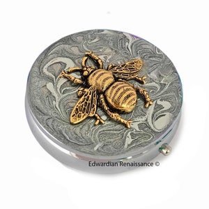 Porta-pílulas Queen Bee: Esmalte prateado pintado à mão, design Art Nouveau