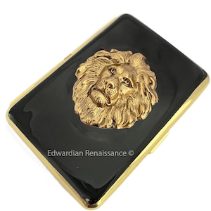 Löwenkopf Gold Zigarettenetui in Handbemalt Schwarz Emaille Neoklassizistische Löwe inspiriert mit individueller Gravur und Farboptionen