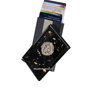 Pop-Up Portemonnaie Löwe: Handbemaltes Emaille, RFID Blocker, Personalisierbar