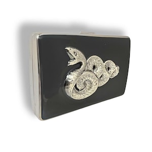 Caja de cigarrillos de serpiente de plata antigua con incrustaciones en esmalte negro pintado a mano Cartera de metal de estilo vintage Personalice el grabado y las opciones de color