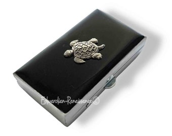 Caja de píldoras de metal de tortuga marina con incrustaciones en esmalte pintado a mano Estuche de píldoras de inspiración náutica con opciones personalizadas y de color