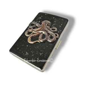 Caja de cigarrillos de pulpo oxidado con incrustaciones en negro pintado a mano con billetera Kraken de esmalte plateado con opción personalizada y de color