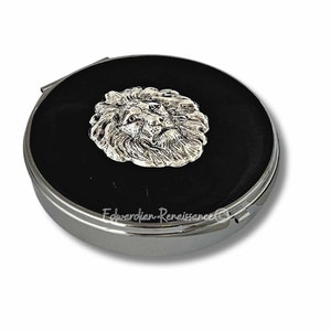 Boîte à pilules Lion avec 7 compartiments incrustés d'émail noir peint à la main de style Lion avec personnalisation et choix de couleurs