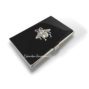 Queen Bee Visitenkartenetui mit handgemaltem, glänzendem, schwarzem Emaille Neo-Victorian Insekt mit personalisierten und Farboptionen