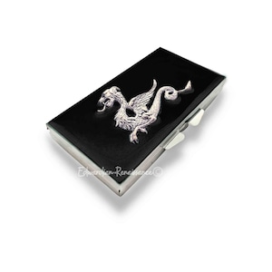 Silver Dragon Pill Box avec 7 fentes de jour incrustées dans un étui à pilules hebdomadaire en émail noir brillant peint à la main avec des options personnalisées et de couleur