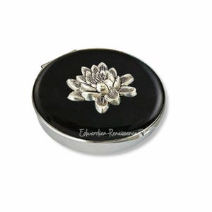 Zilveren lotusbloem pillendoosje met 7 vakken ingelegd in handgeschilderd zwart emaille vintage design met gepersonaliseerde en kleuropties