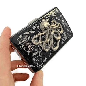 Estuche de cigarrillo Octopus Incrustado en Tinta Negra Brillante Pintado a Mano Swirl Design Esmalte Neo Victorian Kraken con Opciones de Grabado y Color