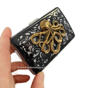 Antique Gold Octopus Cigarette Case Incrusté en Noir Brillant Tourbillon Design Émail Neo Victorian Kraken avec options de gravure et de couleur