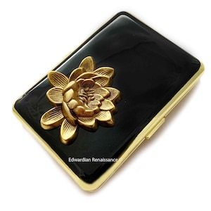 Lotus Gold Zigarettenetui in Handbemalt Schwarz Emaille Art Deco Zen inspiriert mit individueller Gravur und Farboptionen