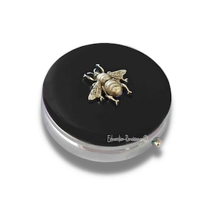 Handbemalte Bienenpillendose: Art Deco Emaille, personalisierte Option