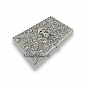 Estuche para tarjetas de presentación de calavera y tibias cruzadas de plata antigua con incrustaciones en esmalte de remolino de plata pintado a mano con opciones personalizadas y de color