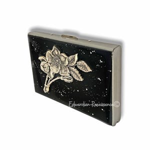 Porte-cartes de crédit à fleurs victoriennes incrusté de noir, peint à la main avec des touches d'argent émaillées, design Art nouveau à personnaliser et à choisir parmi les couleurs
