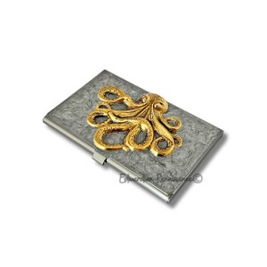 Antikes Gold-Oktopus-Visitenkartenetui Eingelegt in Hand bemalt Metallic Silber Emaille Kraken mit personalisierten und Farboptionen