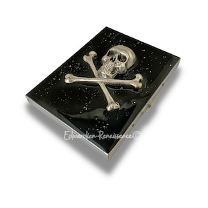 Caja de cigarrillos de plata antigua con calaveras cruzadas en negro pintado a mano con estilo vintage de esmalte Splash con opciones personalizadas y de color