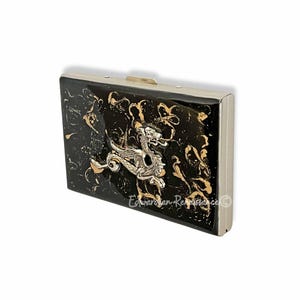 Cartera de acordeón de metal con incrustaciones de dragón pintada a mano en negro brillante con esmalte dorado inspirado en Juego de Tronos con opciones personalizadas