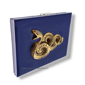 Serpent sigarettenkoker ingelegd in handgeschilderd marineblauw emaille art deco slangenontwerp met personaliseren en kleuropties beschikbaar