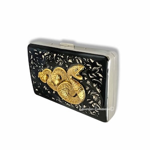 Estuche de serpiente para cigarrillos, diseño art déco, billetera de metal, regalo personalizado con opciones de color, con incrustaciones de esmalte en espiral de tinta negra pintado a mano.
