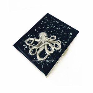 Antique Silver Octopus Cigarette Case Incrusté dans Hand Painted Black Ink Swirl Design Enamel vintage Style avec options personnalisées et de couleur