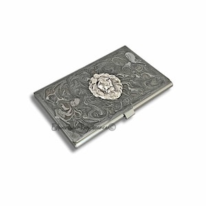 Porta-cartões de visita de leão de prata antigo com incrustações em design de redemoinho dourado pintado à mão, carteira de metal, estilo neo vitoriano, opções de personalização e cores de leão