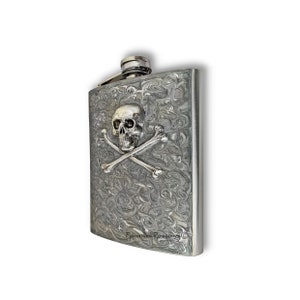 8oz Skull and Crossbones Black Flask 8oz Skull and Crossbones Black Flask
