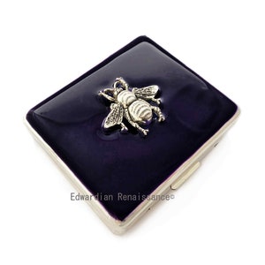 Zilveren bijenpildoos met 8 compartimenten ingelegd in handgeschilderd zwart emaille art deco insectenmotief met gepersonaliseerde en kleuropties