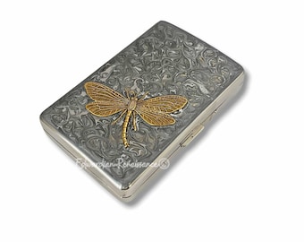 Estuche para cigarrillos con forma de libélula, esmaltado en plata con remolinos pintado a mano, de inspiración Art Nouveau.