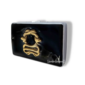 Estuche de cigarrillo Serpent incrustado en negro brillante pintado a mano Esmalte negro brillante Art Deco Snake Metal Wallet Opciones de personalización y color
