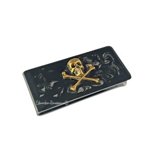 Clip para billetes de calavera y tibias cruzadas de oro antiguo con incrustaciones en esmalte en espiral de tinta negra de inspiración gótica victoriana con opciones personalizadas y de color