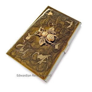 Antikes Gold-Queen-Bienen-Visitenkartenetui mit handbemalter Bronze-Emaille-Neo-viktorianischen Insekt mit Farbe und personalisierten Optionen