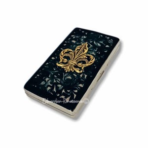 Fleur de Lys-pillendoosje met afzonderlijke vakken voor 8 dagen in zwarte inktwerveling geëmailleerd op art nouveau geïnspireerde wekelijkse pillendoos Personaliseer opties