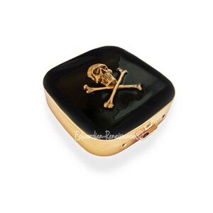 Antieke gouden schedel en gekruiste beenderen pillendoos met 3 compartimenten ingelegd in zwart geëmailleerde vintage stijl met gepersonaliseerde en kleuropties