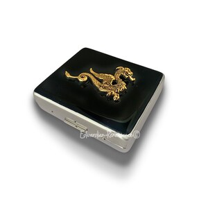 Antieke gouden Dragon pillendoos met 8 overdekte compartimenten in glanzend zwart email middeleeuws geïnspireerd met gepersonaliseerde en kleuropties