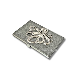 Antikes silbernes Oktopus-Visitenkartenetui Eingelegt in handbemalter metallischer silberner Emaille Kraken mit personalisierten und Farboptionen