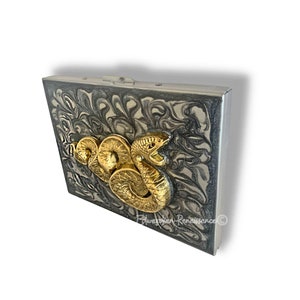 Caja de cigarrillos de serpiente de oro antiguo en diseño de serpiente de estilo vintage de esmalte de remolino gris pintado a mano con opciones personalizadas y de color