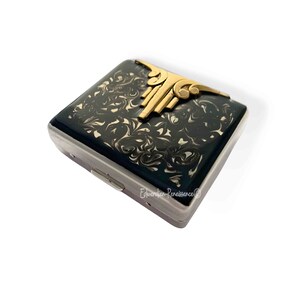 Art Deco pillendoos met 8 individuele compartimenten in handgeschilderde zwarte inkt swirl emaille gatsby-stijl met gepersonaliseerde en kleuropties
