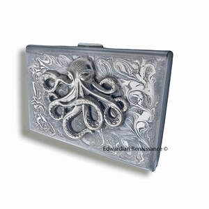 Cartera de metal con forma de pulpo con incrustaciones de esmalte plateado metálico pintado a mano, diseño náutico, estuche para tarjetas de crédito RFID, personalización y opciones de color