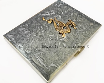 Drake-cigarettfodral: Handmålad silvervirvel-emalj, fantasifull medeltida stil