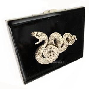 Snake sigarettenkoker ingelegd in handgeschilderd zwart emaille art deco serpent ontwerp met gepersonaliseerde en kleuropties
