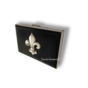 Portefeuille fleur de lys avec séparateur en accordéon incrusté dans un boîtier anti-RFID en émail noir peint à la main avec personnalisation et options de couleur