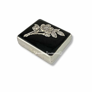 Boîte à pilules à fleurs antique en argent avec 8 compartiments, design de bouquet Art nouveau avec couleurs et options personnalisées