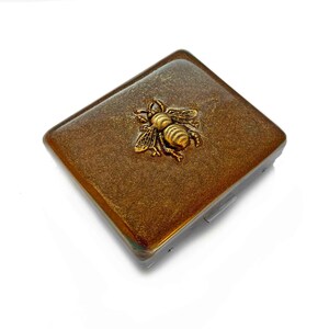 Bee Pill Box met 8 compartimenten met deksels ingelegd in handgeschilderd koperen emaille neo Victoriaans insect met gepersonaliseerde en kleuropties