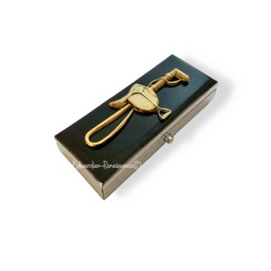 Polo Gear Pill Box met 2 grote compartimenten ingelegd in glanzend zwart emaille paardenzadel en malletmotief met gepersonaliseerde en kleuropties