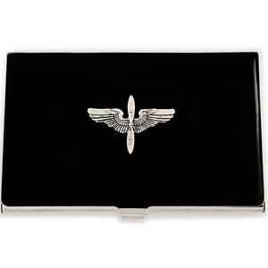 Estuche metálico para tarjetas con hélice y alas, con incrustaciones de esmalte negro pintado a mano, insignia del Cuerpo Aéreo, estilo vintage, con opciones personalizadas.