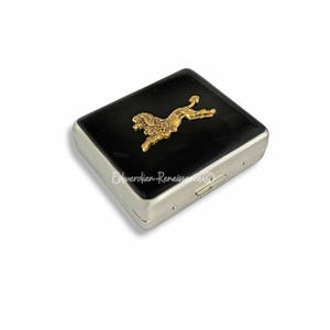 Pillendoosje poedel met 8 vakken met deksel ingelegd in handgeschilderd zwart emaille vintage hondenontwerp personaliseren en kleuropties