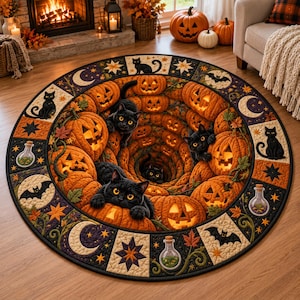 Peut inclure: Un tapis rond présentant un effet tunnel 3D avec des citrouilles d'Halloween orange lumineuses et des chats noirs aux yeux jaunes. La bordure contient des panneaux carrés illustrés de chats noirs, chauves-souris, lunes, étoiles et fioles.