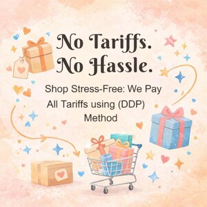 Puede incluir: Una ilustraci&oacute;n gr&aacute;fica con el texto No Tariffs. No Hassle. Shop Stress-Free: We Pay All Tariffs using (DDP) Method. El dise&ntilde;o incluye un carrito de compras lleno de cajas de regalo coloridas, corazones y estrellas dispersas sobre un fondo color melocot&oacute;n.