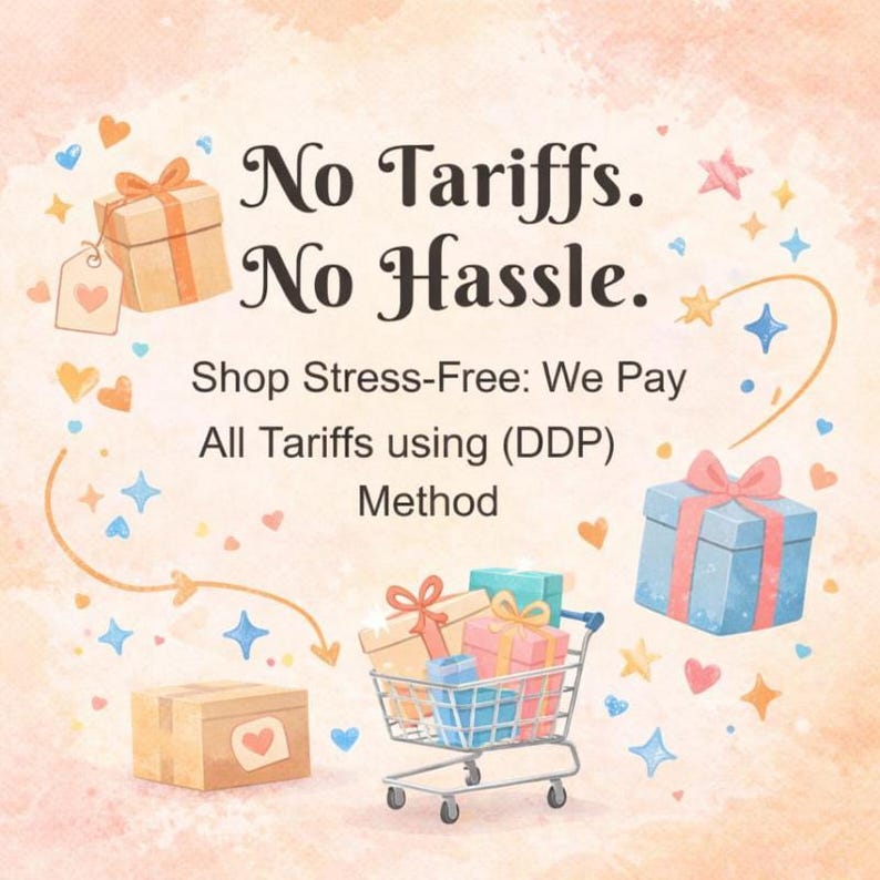 Puede incluir: Una ilustraci&oacute;n gr&aacute;fica con el texto No Tariffs. No Hassle. Shop Stress-Free: We Pay All Tariffs using (DDP) Method. El dise&ntilde;o incluye un carrito de compras lleno de cajas de regalo coloridas, corazones y estrellas dispersas sobre un fondo color melocot&oacute;n.
